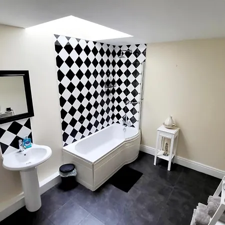 Hicks - Sleeps 2 وايتهيفين