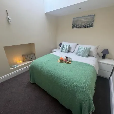 Hicks - Sleeps 2 *